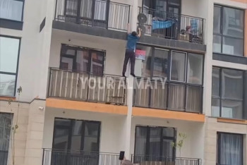 В Алматы прохожий взобрался на четвертый этаж и голыми руками потушил пожар