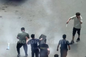 Мужчины устроили драку на ножах во дворе жилого дома в Павлодаре