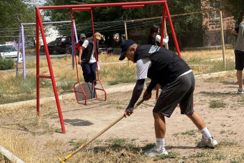 Молодежь, госорганы и бизнес вышли на уборку улиц в Жамбылской области