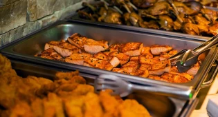 Кишечные бактерии и просроченные продукты обнаружены в пищеблоках школ Мангистау