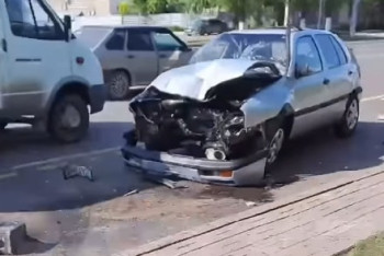 Опять столб: в Астане водитель влетел в опору на проспекте Момышулы