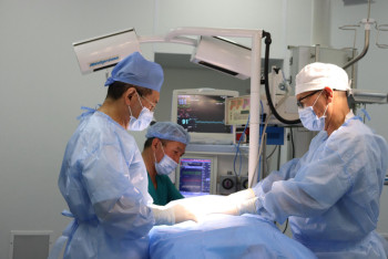 Мозг вне черепа: алматинские врачи спасли младенца с уникальной патологией