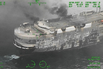 Судно с тысячами автомобилей горит неделю в Тихом океане