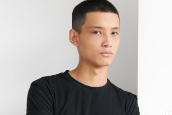 Избитый бабушкой в автобусе казахстанец стал моделью мирового масштаба