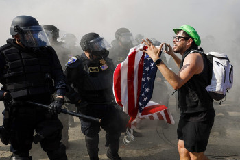 Фотография к новости: В США протестуют против депортации мигрантов: сотни задержанных, введён комендантский час