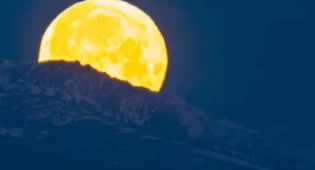 Салютам не снилось: видео Луны над горами Алматы восхитило пользователей