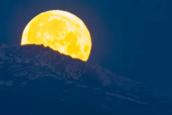 Салютам не снилось: видео Луны над горами Алматы восхитило пользователей