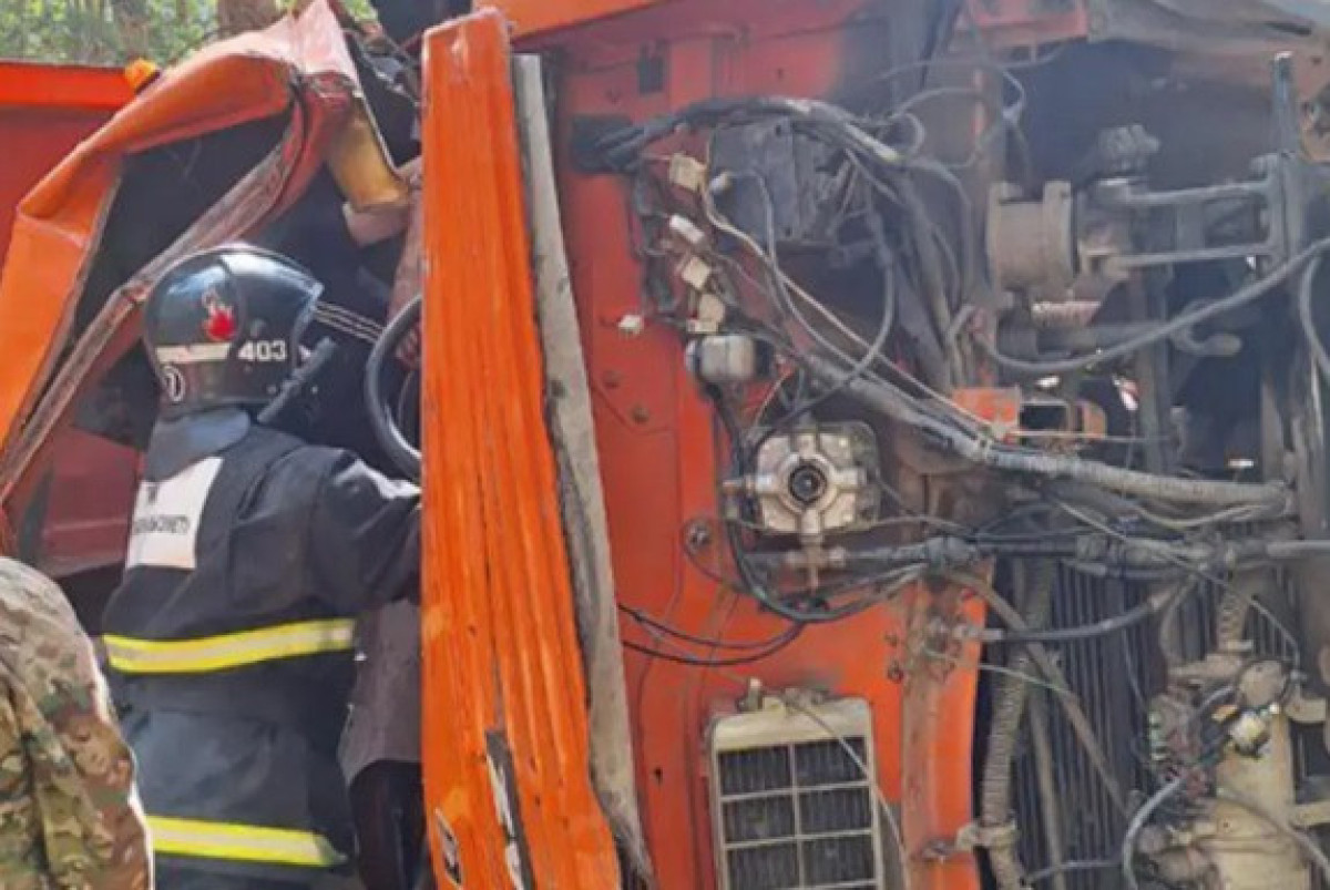 КамАЗ перевернулся в СКО, двоих зажало в кабине