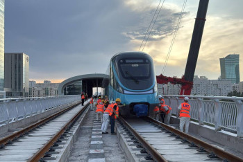 Фотография к новости: Второй состав LRT установили на рельсы в Астане