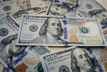 Почем продают доллар перед выходными в Казахстане