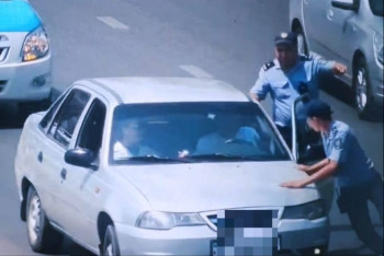 Лихач сбежал от патруля и протащил полицейского на капоте в Шымкенте