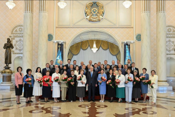 Фотография к новости: Президент отметил заслуги казахстанских врачей госнаградами