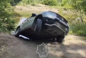 В Актобе машина с водителем повисла над обрывом