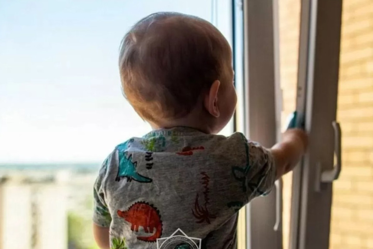 В Темиртау спасли 3-летнего ребенка от падения из окна