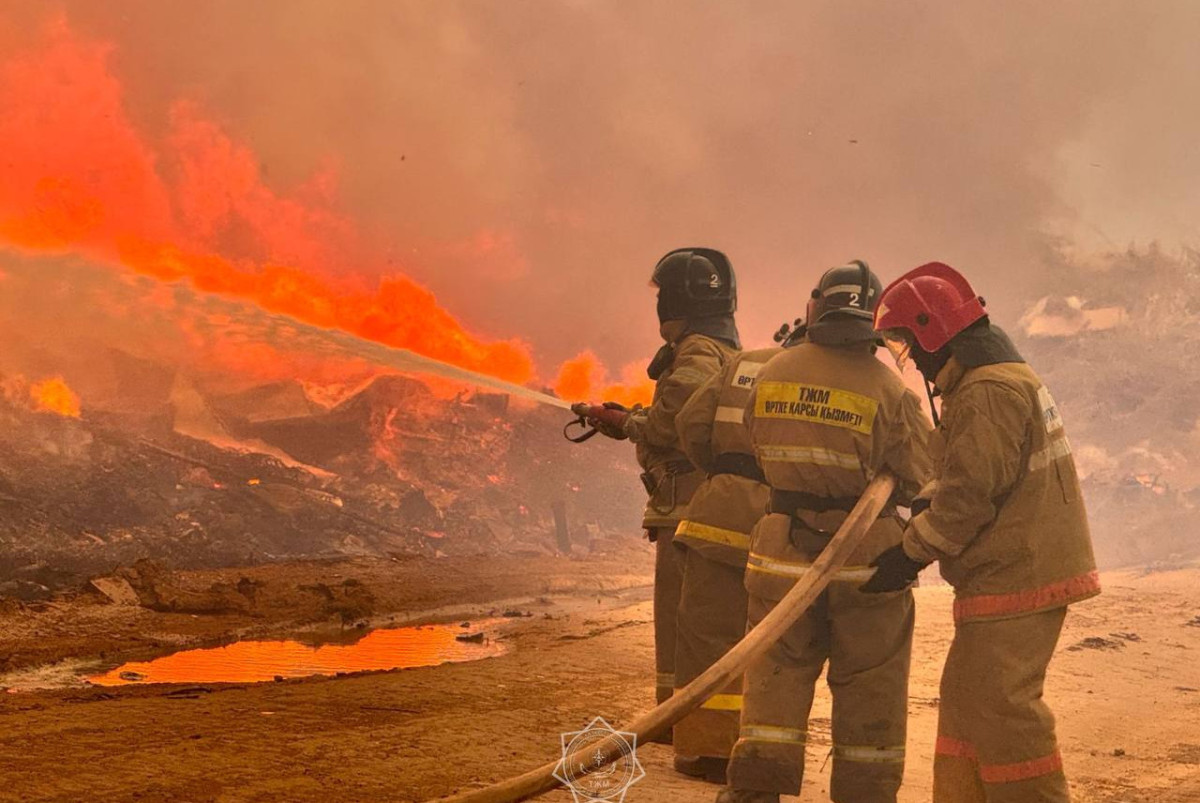 Мощный пожар тушат в Астане