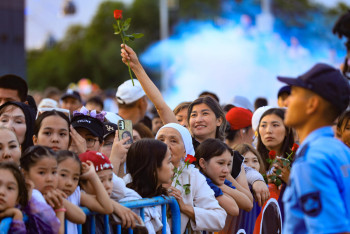 Фотография к новости: Празднование 100-летия Алии Молдагуловой завершилось зрелищным шоу дронов