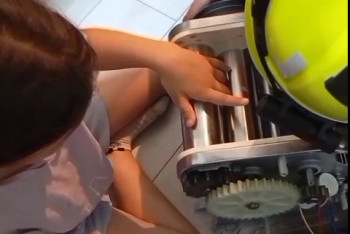 Рука девочки застряла тестораскаточной машине в Астане