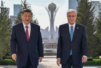 Фотография к новости: Токаев тепло поприветствовал Си Цзиньпина в Акорде