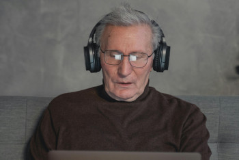 Фотография к новости: Каждый третий работающий пенсионер в Казахстане трудится в сфере образования