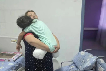 Лишилась ног в автобусной аварии: девочка выписана, начата реабилитация