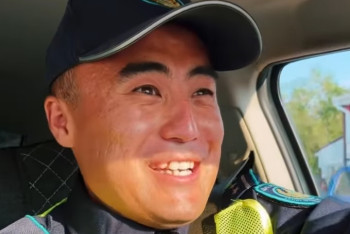 "Ты на шестерке — улыбайся!" В Казнете обсуждают самого доброго полицейского