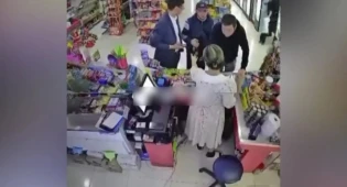 Мужчина избил продавщицу из-за пива в Актау, его наказали