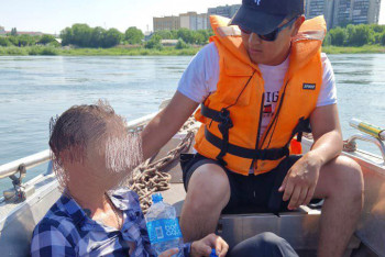 Мужчина пытался перейти Иртыш и едва не погиб