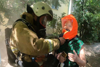 Густой дым от пожара отрезал путь к выходу жильцам многоэтажки в Алматы