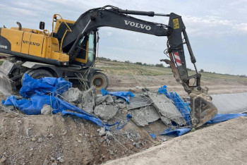 В Жамбылской области снесли некачественно построенный водоканал