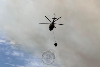 Фотография к новости: Вертолёты тушат крупный пожар в Атырауской области