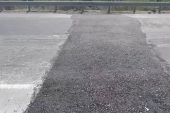 Фотография к новости: Платная трасса близ Шымкента вздулась от жары