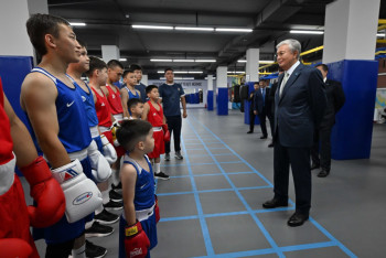 Токаев осмотрел построенный на деньги частника спорткомплекс