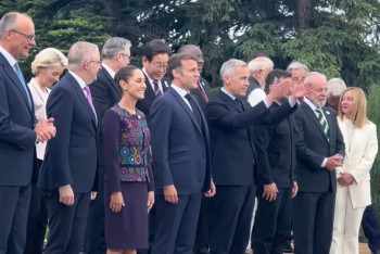 Фотография к новости: Макрон опубликовал проходку мировых лидеров под Капибару