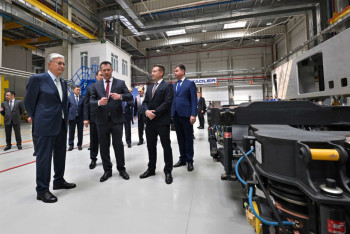 Токаеву представили первый казахстанский пассажирский вагон Stadler