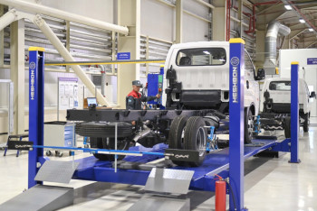 Фотография к новости: Токаев осмотрел современный завод спецтехники в Астане