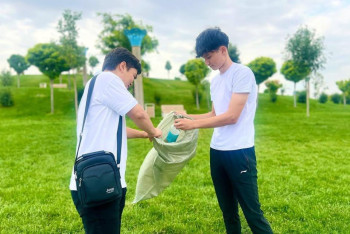 В Туркестане провели тимбилдинг и экологический флешмоб