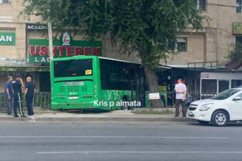 В Алматы автобус протаранил авто и врезался в здание