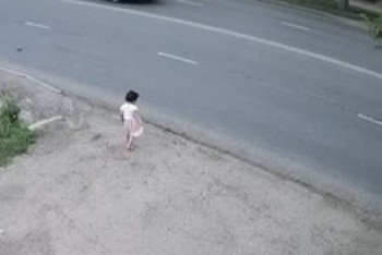 Малышка одна вышла на оживлённую дорогу в Актобе