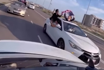 Молодёжь в Актау устроила опасное шоу с флагами США