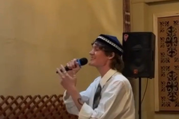 Американец спел казахскую песню на своей свадьбе в Атырау