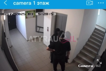 Фотография к новости: Мужчина жестоко избил девушку в никабе прямо в подъезде ЖК в Атырау