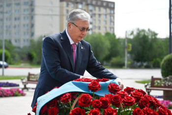 Фотография к новости: Токаев почтил память Алии Молдагуловой