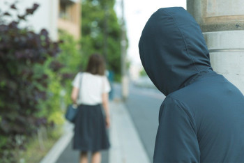 Фотография к новости: Сенат одобрил закон об ужесточении наказаний за сталкинг, дропперство и принуждение к браку