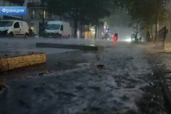 Шторм в Париже: погиб подросток, затоплены улицы и метро