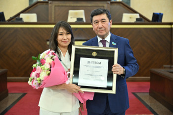 Фотография к новости: Корреспондент BAQ.KZ стала лауреатом премии "Парламент сөзі"