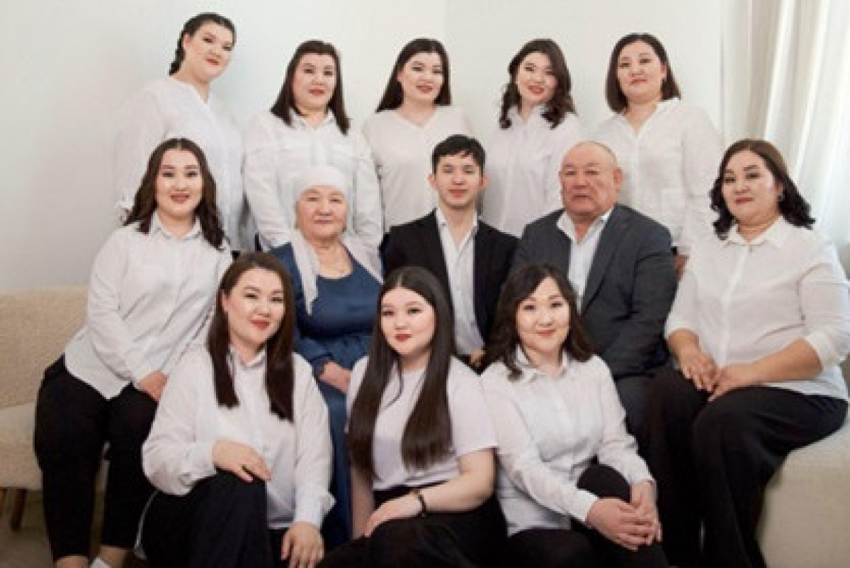 В Мангистау 10 дочерей подарили папе квартиру на 60-летие