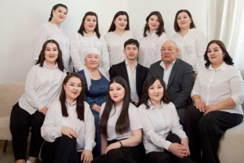 Фотография к новости: В Мангистау 10 дочерей подарили папе квартиру на 60-летие