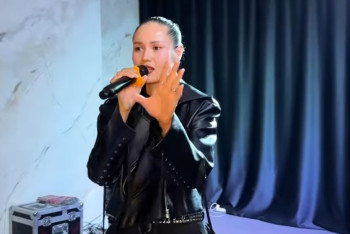 "Давно хотела такое замутить": НАZИМА устроила мини-концерт выпускникам