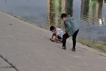 Улов юных рыбаков в Актобе встревожил, а потом растрогал Сеть