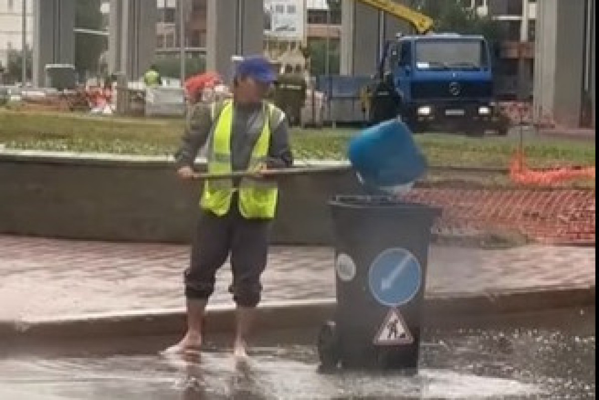 В Астане лужу откачивали лопатой